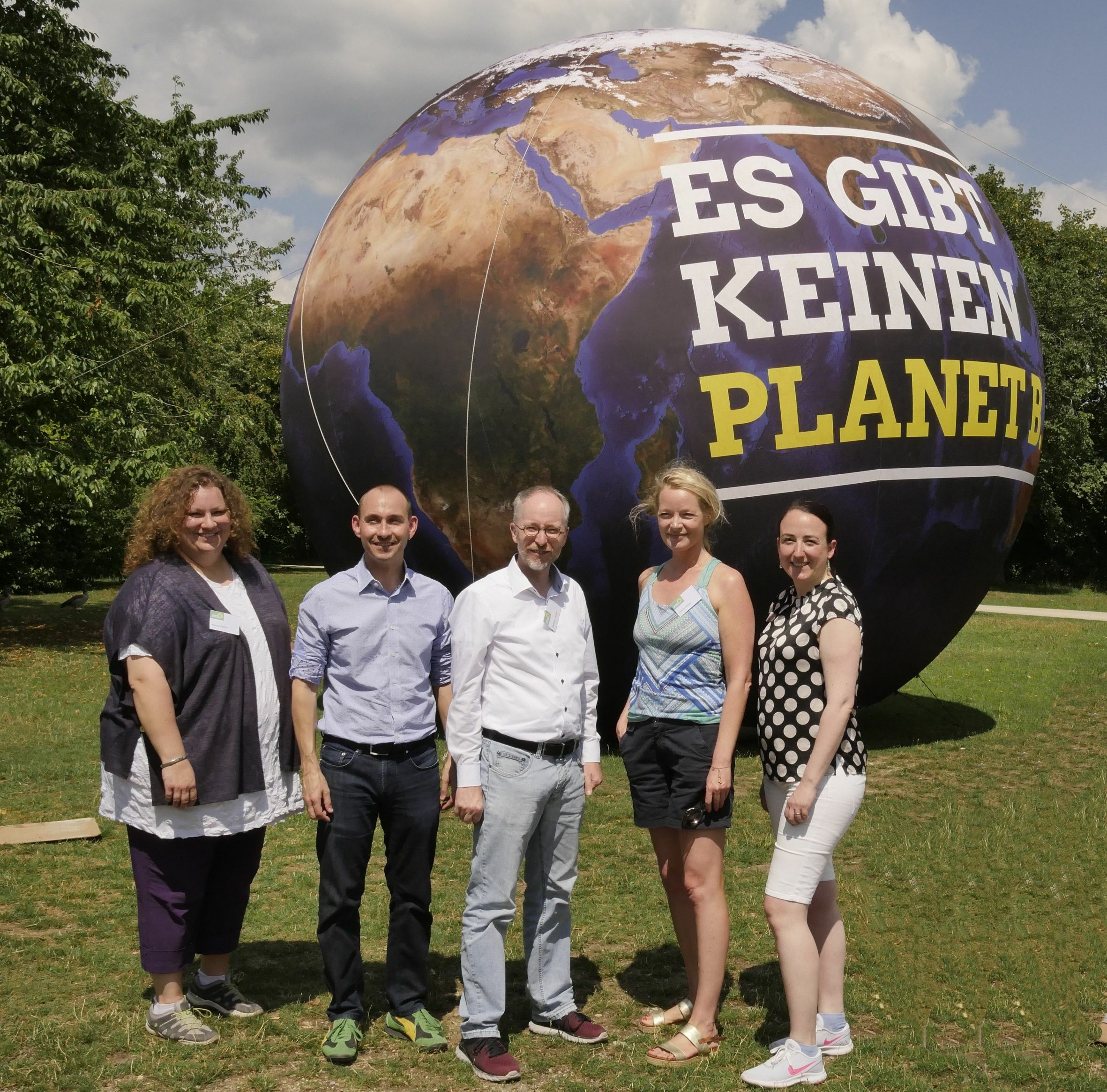 Beim Sommerfest der Böblinger Grünen (von links): Hannah Behm, Sprecherin des Ortsverbandes und Gemeinderätin, OB Dr. Stefan Belz, Matthias Gastel MdB, Thekla Walker MdL, Franziska Deutschle, Sprecherin des Kreisverbandes.   Bild: z