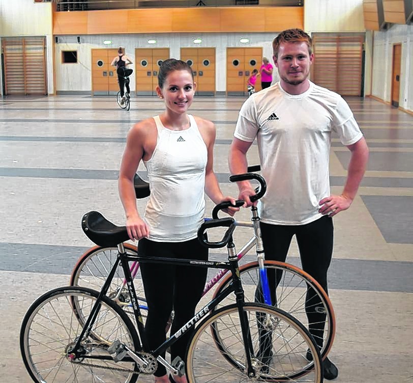 Sind momentan richtig gut in Form: Die 2er-Kunstradfahrer Nina Stapf und Patrick Tisch vom RV Pfeil Magstadt. Bild: Krauter/A