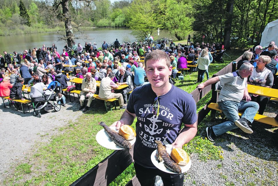 Kristian Mitrovic aus Magstadt mit zwei Forellen, die er gerade für seine Familie beim Maifest am Hölzersee geholt hat.  Bild: Richter