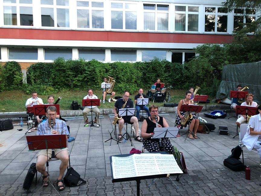 Die Stadtkapelle Böblingen bei einer Probe unter freiem Himmel.    Bild: z