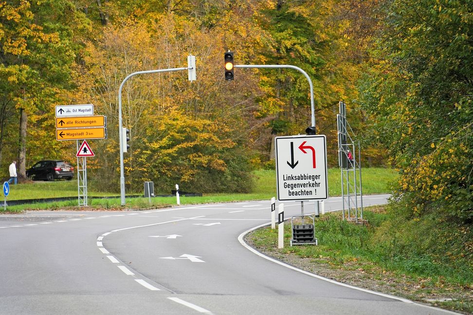 Das Hinweisschild soll die Situation an der Ampel entschärfen. Bild: Dettenmeyer