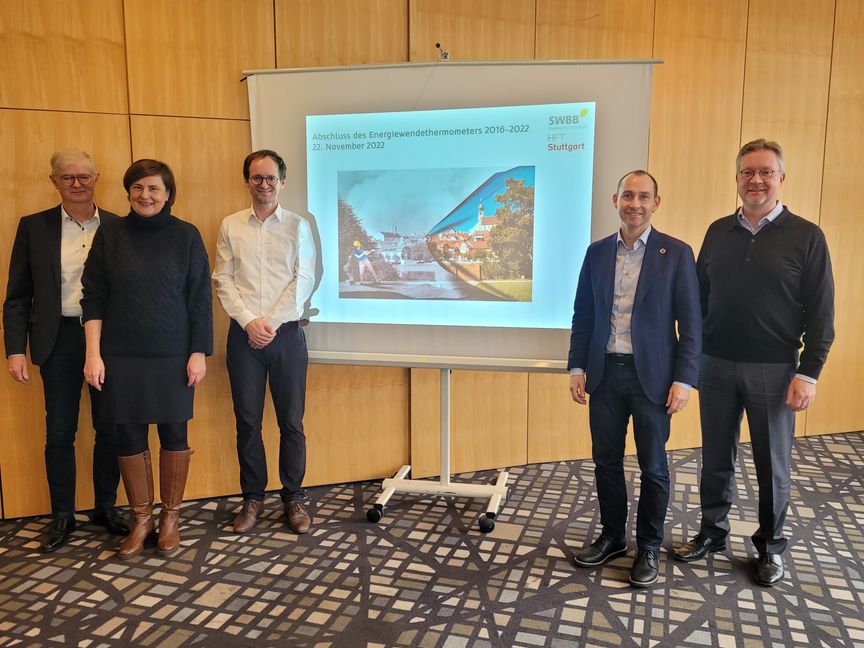 Alfred Kappenstein, Christine Tomschi (SWBB), Prof. Bastian Schröter (Hochschule für Technik, Stuttgart) sowie Böblingens OB Dr. Stefan Belz und der stellv. Aufsichtsratsvorsitzender der SWBB, Tilmann Kabella (EnBW Kommunale Beteiligung mbh) bei der Abschlussveranstaltung des Energiewendethermometers  Bild: z