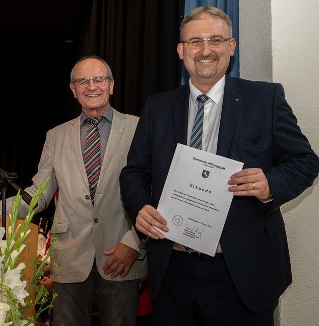 Der neue Althengstetter Bürgermeister Rüdiger Klahm bekam von Stellvertreter Hartmut Weber (links) die Ernennungsurkunde. Bild: Richter