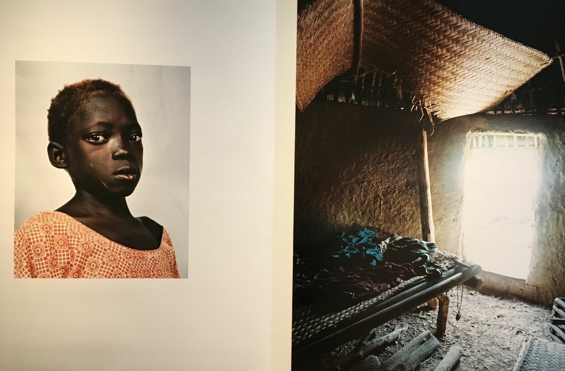 Die 8-jährige Syra im Senegal leidet unter der Meinung ihrer Dorfbewohner, die ihre Mutter für verhext halten, und will weg.
 Foto: James Mollison/Waldow