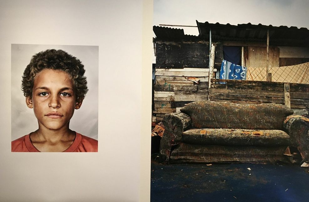 Alex ist 9 Jahre alt und lebt in Rio de Janeiro auf der Straße.
 Foto: James Mollison/Waldow