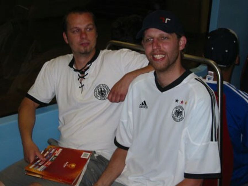 Jürgen Wegner und Jörg Zimmermann (rechts) 2004 auf dem Weg ins Stadion.Bild: Hengstler