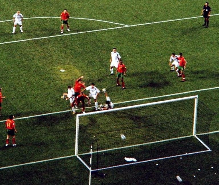 Ist der Ball schon drin oder nicht? Schwer zu sagen. Dieses Foto schoss Jörg Zimmermann vom Sitzplatz direkt unter dem Tribünendach.Bild: Zimmermann