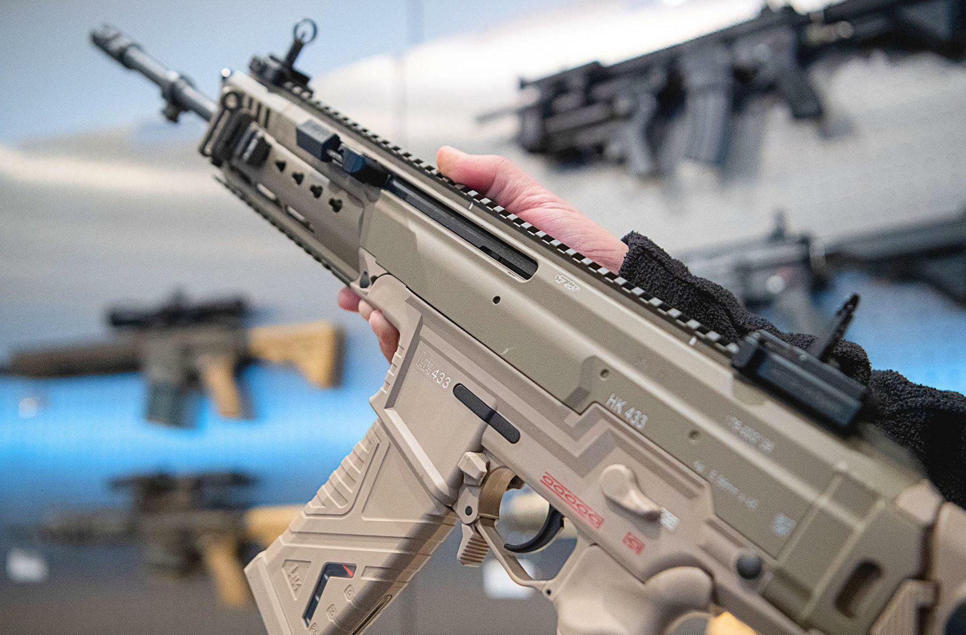 Eine der Waffen von Heckler & Koch in Oberndorf: das neue Sturmgewehr vom Typ HK433.