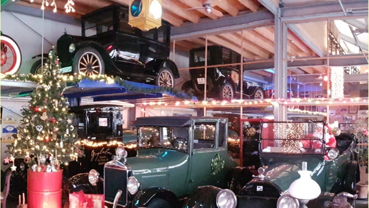 Im Aidlinger Museum für Vorkriegsautomobile weihnachtet es schon.Bild: z
