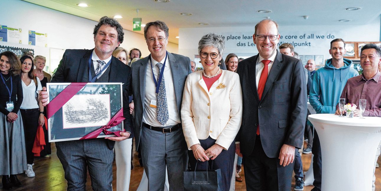 Scott Jackson (Schulleiter der „International School of Stuttgart / Campus Sindelfingen“), Timothy Kelly (Direktor der „International School of Stuttgart (ISS) mit Standorten in Stuttgart-Degerloch und Sindelfingen), Sarah Kupke (Vorgängerin von Scott Jackson als Schulleitern des Campus Sindelfingen), Oberbürgermeister Dr. Bernd Vöhringer (von links).
