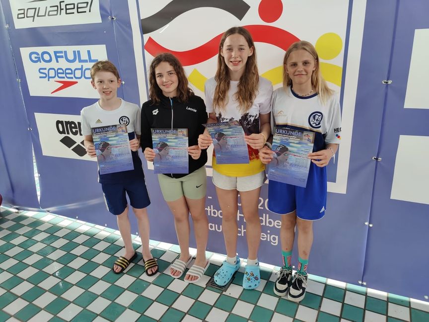 Felix Stumpf, Leonie Gsell, Cece Gregory und Lia Berner (von links) schwammen alle persönliche Bestzreiten.Bild: z