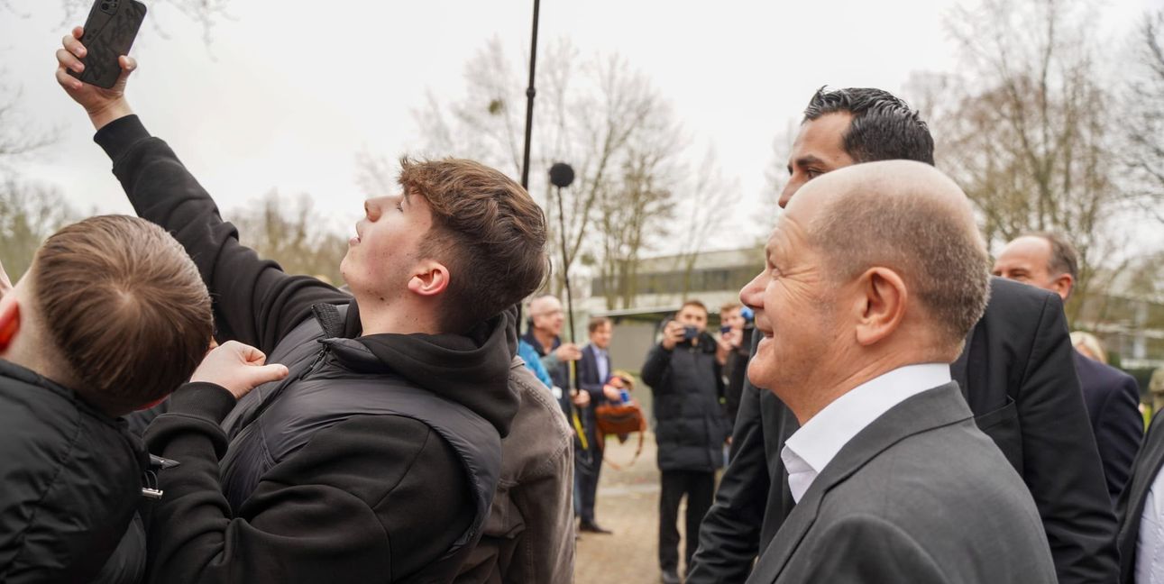 Coole Sache: Gottlieb-Daimler-Schüler schießen Selfies mit Olaf Scholz.