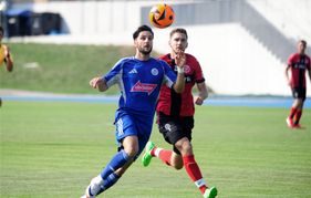 Gianluca Gamuzza (blaues Trikot) erzielte den einzigen VfL-Treffer bei der 1:2-Niederlage der Sindelfinger in Köngen.
