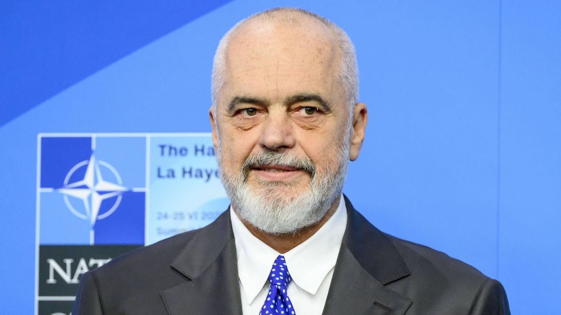 Laut Albaniens Regierungschef Edi Rama soll künftig eine virtuelle Ministerin über öffentliche Aufträge entscheiden.