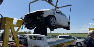 Der Audi musste nach dem Zusammenprall  mit dem Lastwagen abgeschleppt werden.