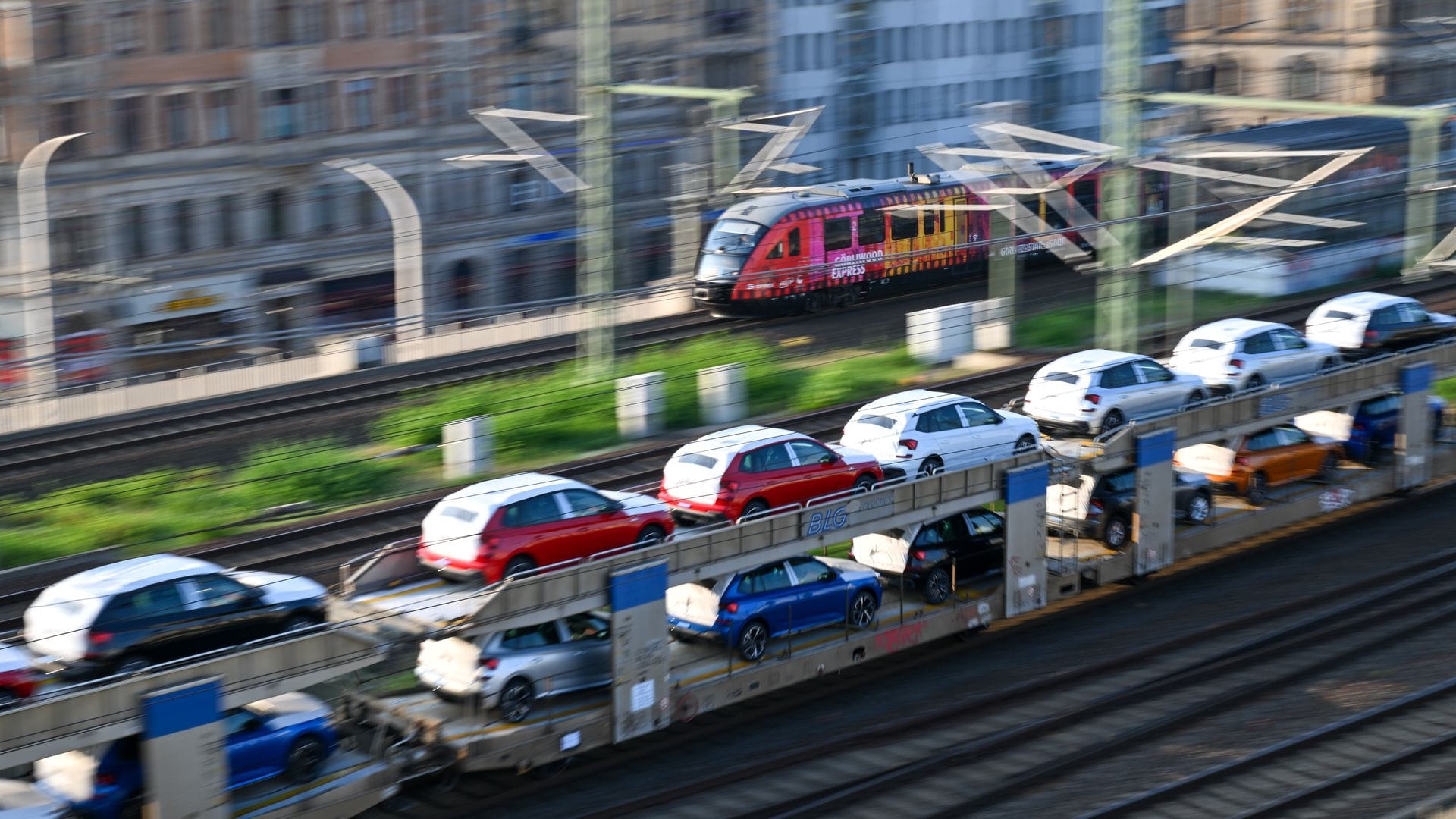 Neuwagen: Bei Verbrauchern stehen für den nächsten Autokauf Verbrenner wieder höher im Kurs. (Archivbild)