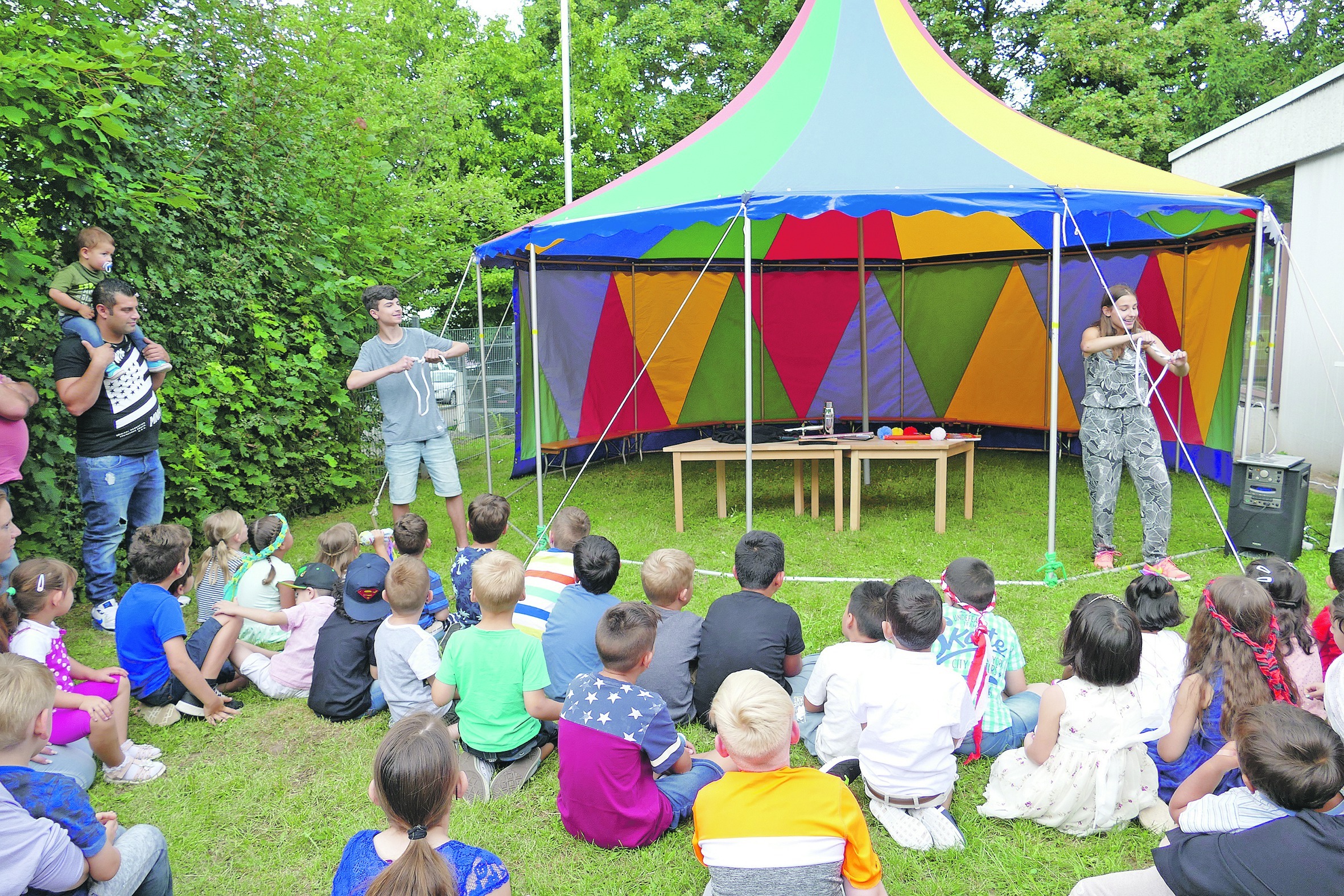 Fynn Mickeler und Zoe Zierer vom Schönbuch-Gymnasium verzauberten die Kinder. Bild: Lück