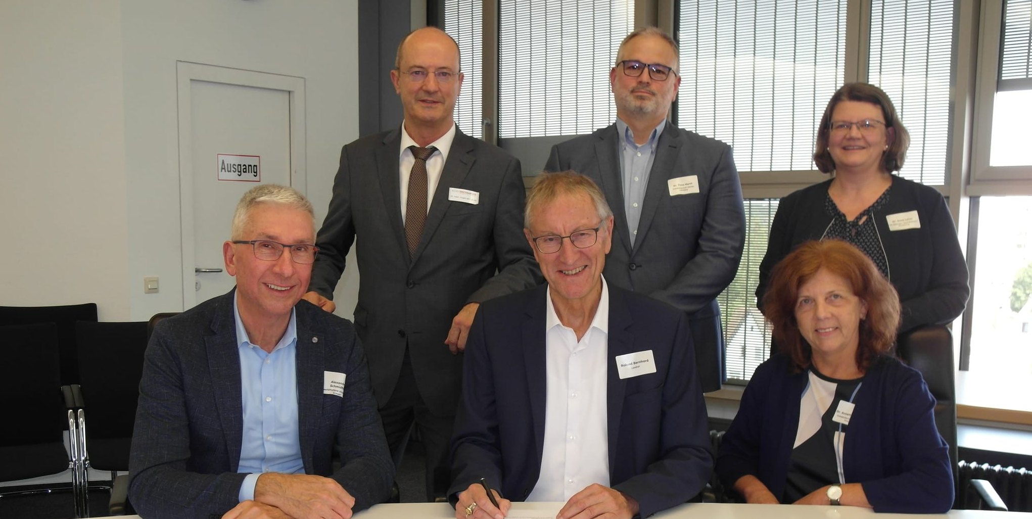 Im Landratsamt Böblingen haben niedergelassene Ärzte, Vertreter der Kreisärzteschaft und des Klinikverbunds Südwest sowie Landrat Roland Bernhard mit der Unterzeichnung eines Kooperationsvertrags den Weiterbildungsverbund für Allgemeinmedizin im Landkreis Böblingen gegründet: Alexander Schmidtke (Geschäftsführer Klinikverbund Südwest), Dr. Jürgen de Laporte (Präsident der Bezirksärztekammer Nordwürttemberg), Landrat Roland Bernhard, Dr. Timo Hurst (Vorsitzender Kreisärzteschaft Leonberg), Dr. Annette Theewen (Vorsitzende Kreisärzteschaft Böblingen), Dr. Anna Leher (Leiterin des Gesundheitsamts im Landratsamt Böblingen) (von links).