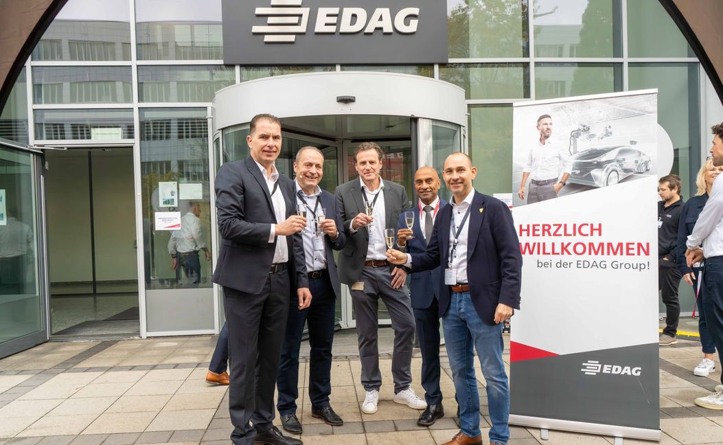 „Auf eine erfolgreiche Zukunft“ (von links): Holger Merz und Harald Keller (CEOs von Edag), Edag-Standortleiter Herbert Ninaus sowie Böblingens Wirtschaftsförderer Dominic Schaudt und Oberbürgermeister Dr. Stefan Belz.