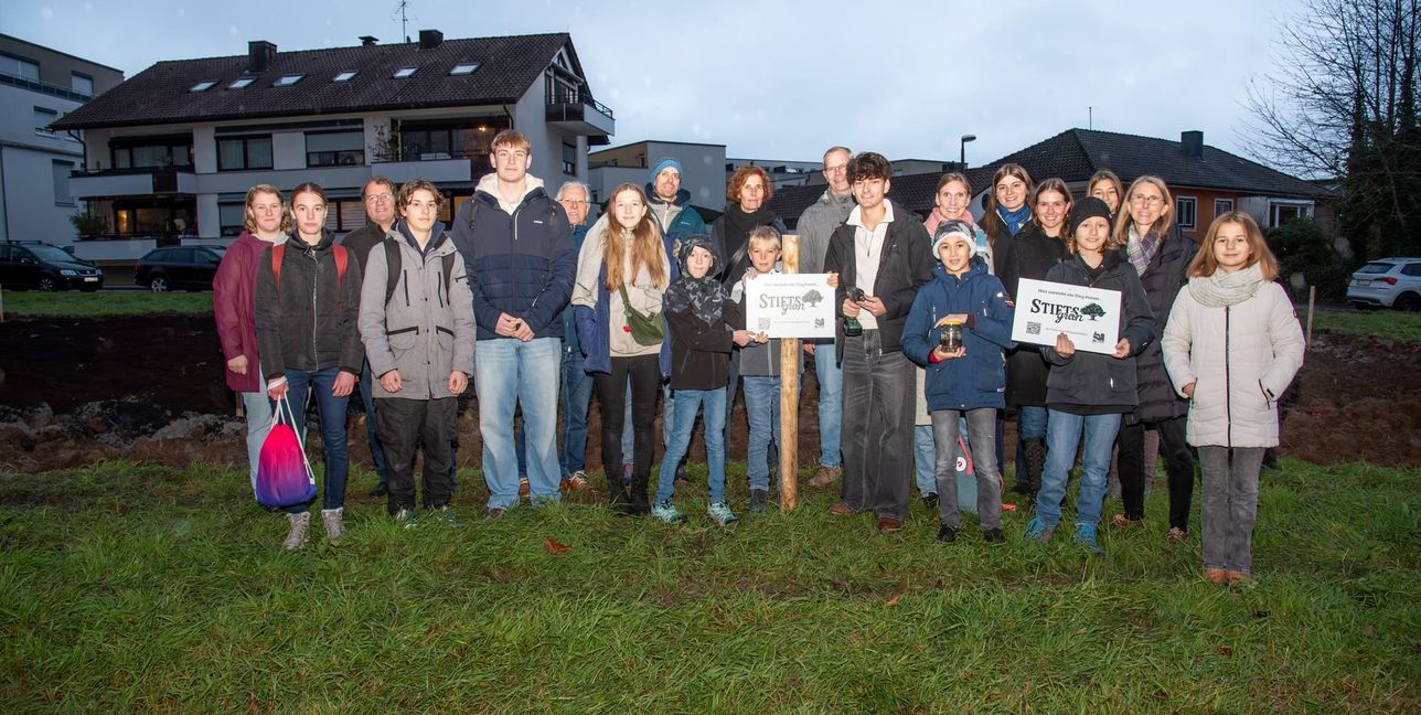 Gemeinsam legen Schüler und Stadt Sindelfingen einen so genannten Tiny Forest an der Würbenthaler Straße an.