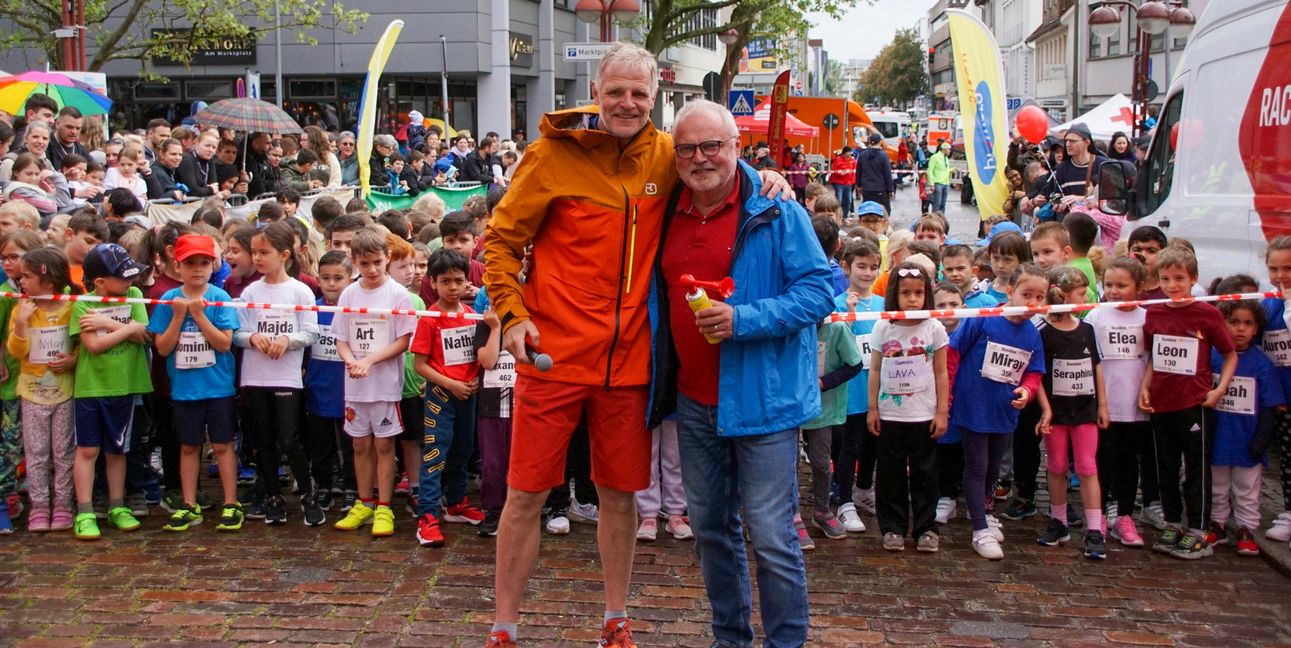 Axel Stahl und Stadtwerke-Chef Dr. Karl-Peter Hoffmann schicken gleich die Jüngsten auf die Strecke.