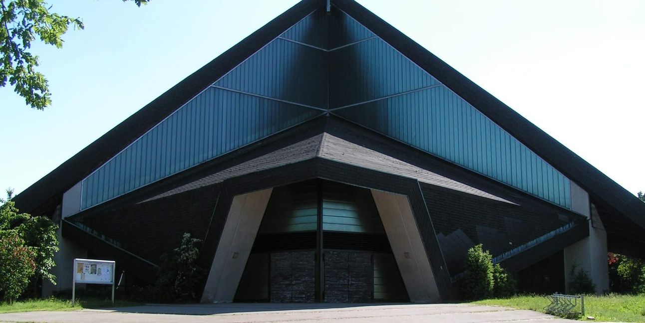 Eine der modernen katholischen Kirchen im Kreis Böblingen ist St. Maria auf dem Goldberg in Sindelfingen.