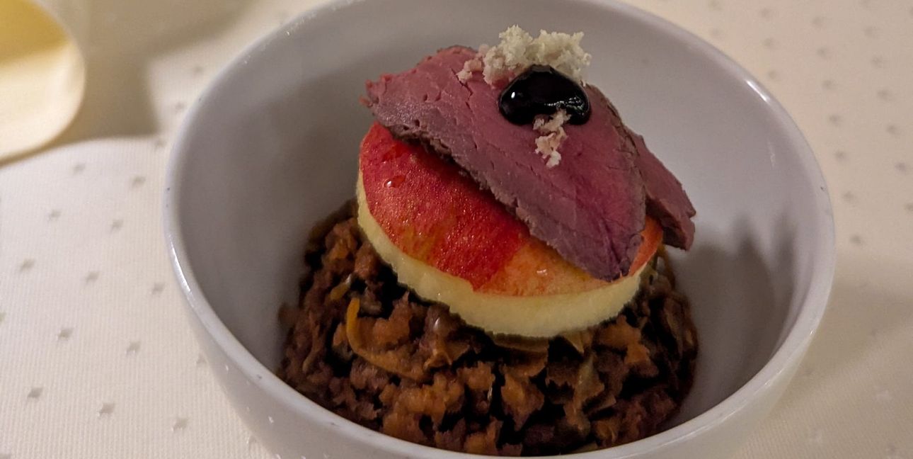 Auf den Geschmack kommen: Als „Kirrung“ gibt es für die Gäste Frischlingsfilet auf Apfeltrester. Bilder: Nüßle
