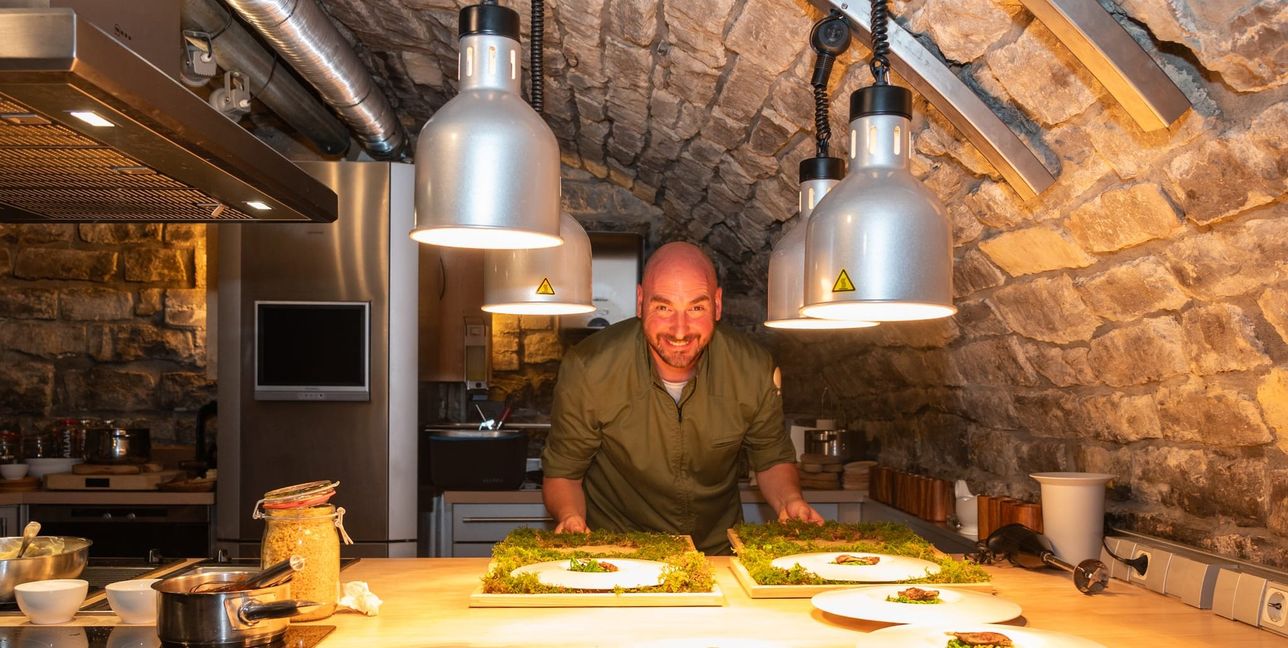 Timo Böckle kocht und serviert in seinem Restaurant „Wild“.