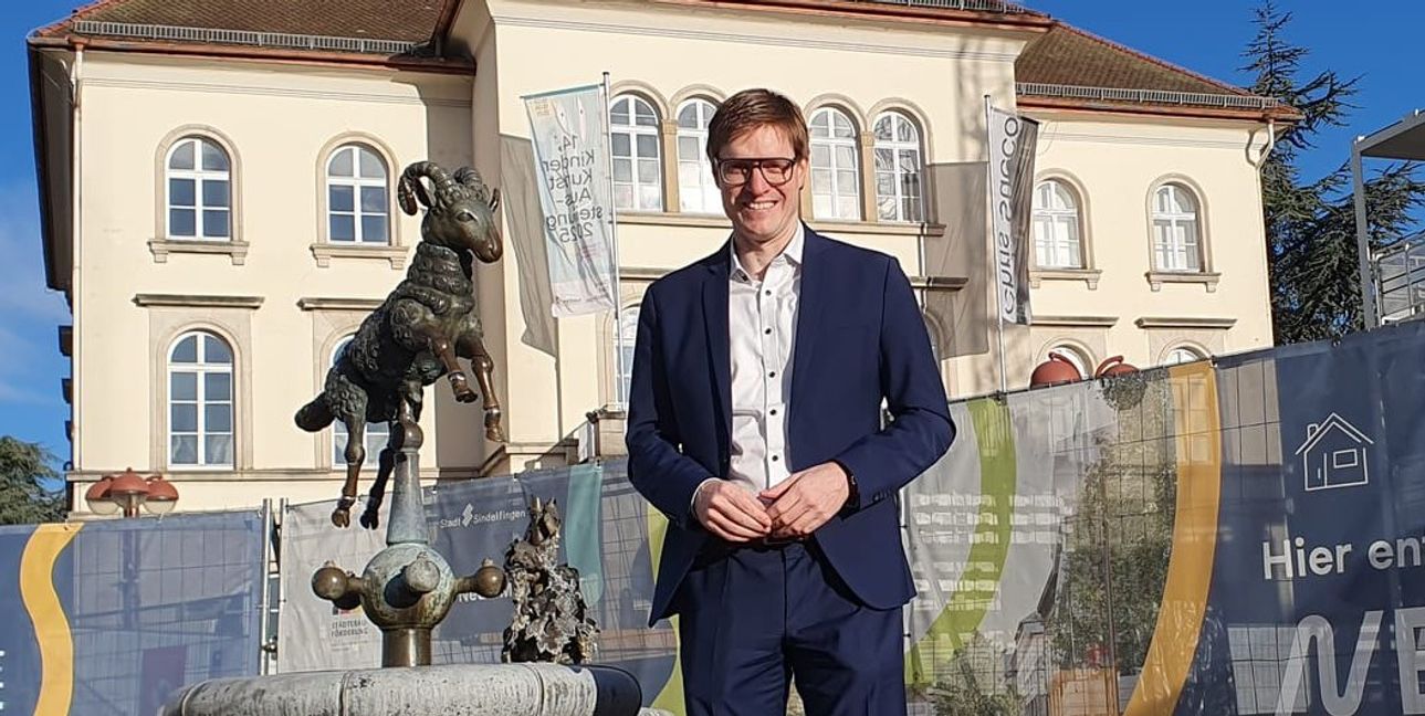 Markus Kleemann am Freundschaftsbrunnen auf dem Sindelfinger Marktplatz. Den Ort hat er gewählt, weil ein Marktplatz traditionell für das Herz einer Stadt steht und in Sindelfingen hier derzeit mit der Tiefgaragen-Baustelle Zukunft gestaltet wird.Bild: Wegner