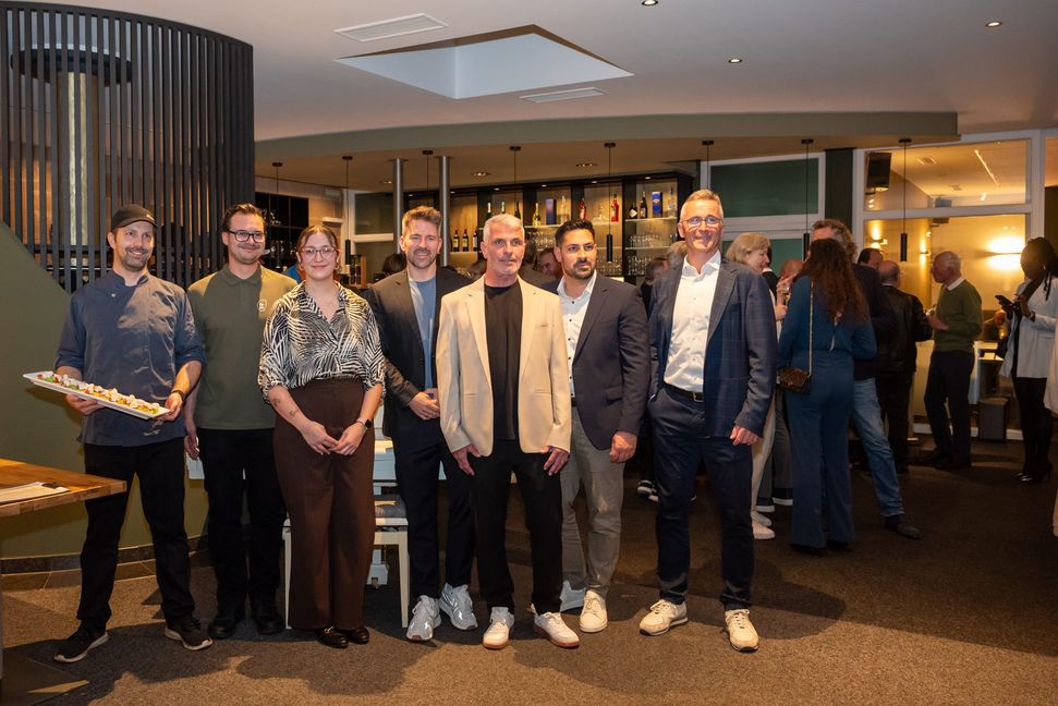 Bei der Eröffnung des Restaurants (von links): Küchenchef Mathias Rakus, Restaurantleiter Patrick Gärtner, stellvertretende Restaurantleiterin Franziska Peres, Heiko Fuhrer, Heiko Grelle (beide Schräglage), Marcel Gallmayer, Geschäftsführer Golfclub Schönbuch, Johannes Hauser, Präsident Golfclub Schönbuch. Bild: Nüßle