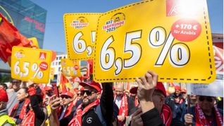 Schon Mitte April kam es im Tarifkonflikt zu ersten Warnstreiks und einer zentralen Kundgebung auf dem Stuttgarter Schlossplatz.