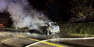 Der Wagen brannte komplett aus.