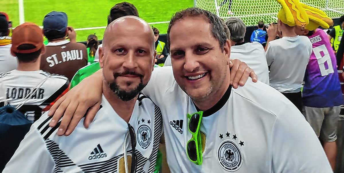 Timo Schäfer (links) und Marc Schuhmacher im Frankfurter Stadion beim EM-Spiel von Deutschland gegen die Schweiz.