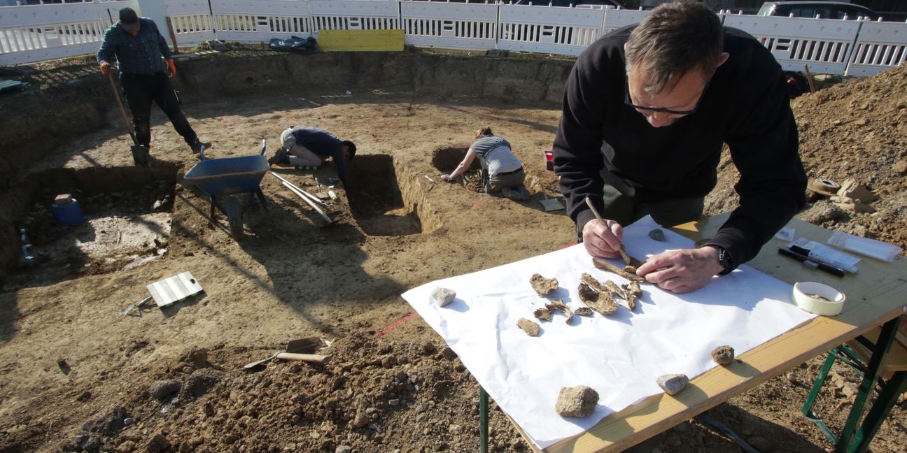 Die Archäologen dokumentierten die Fundstücke akribisch.  Bild: Bäuerle
