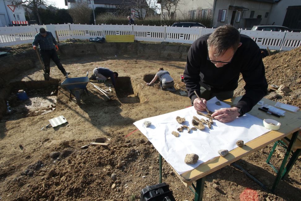 Die Archäologen dokumentierten die Fundstücke akribisch.  Bild: Bäuerle