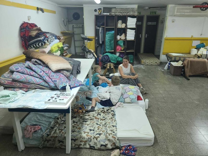 Schlicht aber zweckmäßig. Im Hotelbunker von Nes Ammim sitzen die Mitarbeiter und Freiwilligen, teils auch Dorfbewohner die drohende Gefahr aus. Bild: z