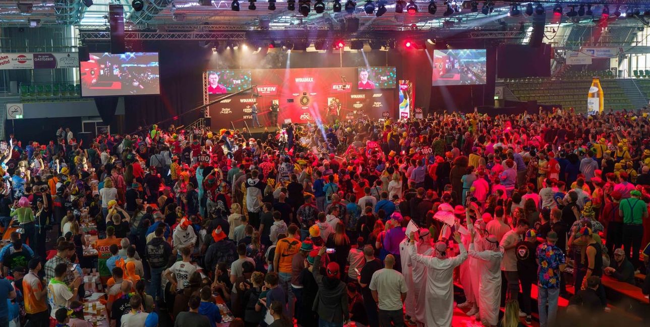 Die Fans sorgen nicht nur beim Walk-on der Dartstars für gute Stimmung.