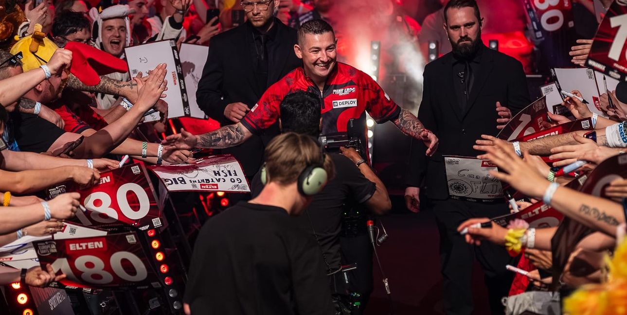 Nathan Aspinall genießt den Walk-on im Sindelfinger Glaspalast.