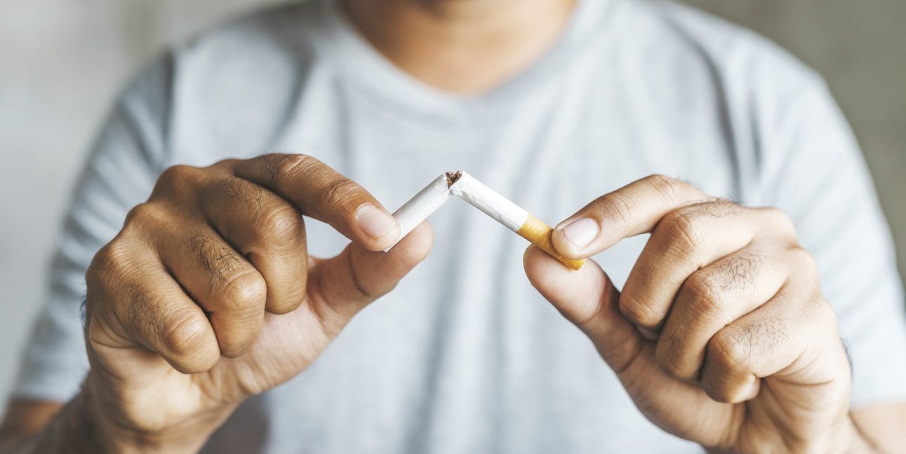 Der Klassiker: mit dem Rauchen aufhören. Warum nicht zum Jahreswechsel? Bild: Nopphon/ Adobe Stock