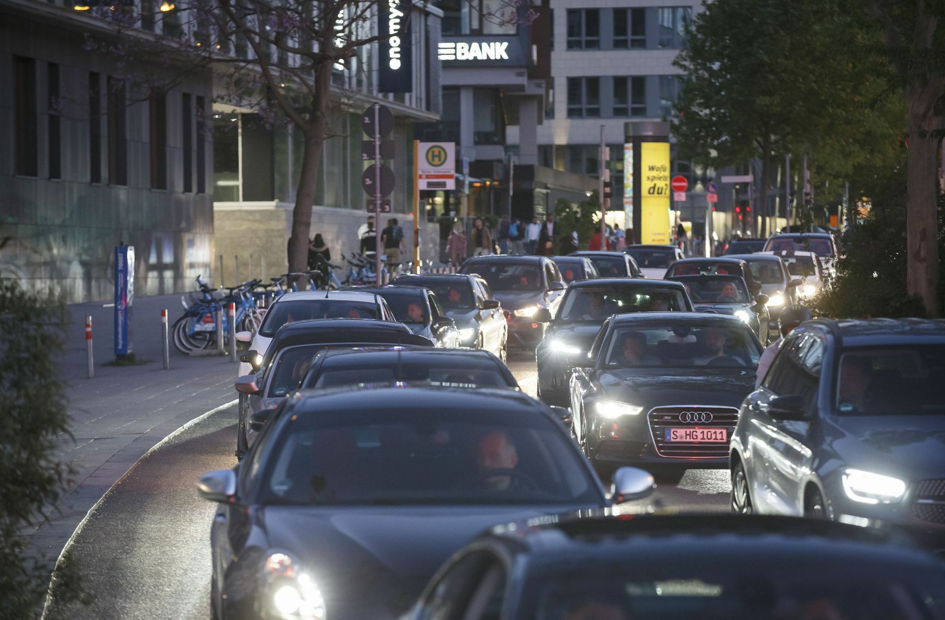 In den Städten sind mehr Autos unterwegs.
 Foto: Lichtgut/Julian Rettig