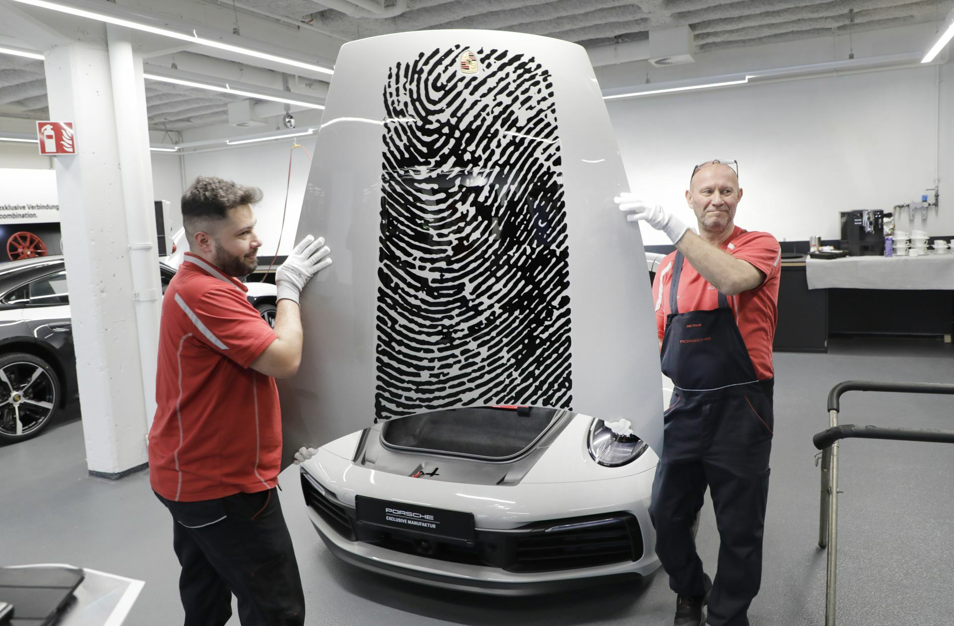 Unverwechselbares Unikat: Ein Kunde hat sich für seinen Fingerabdruck als markantes Element auf der Motorhaube entschieden.