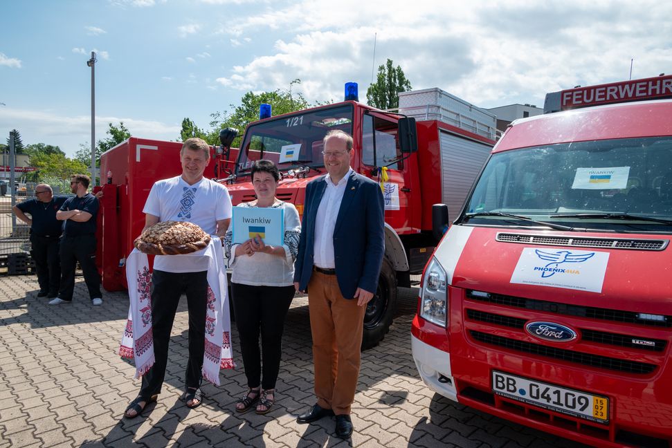 Bürgermeisterin  Tetiana Soyzydenko und Anatolil Soyzydenko aus Iwankiw überreichten Oberbürgermeister Dr. Bernd Vöhringer das traditionelle Brot der Freundschaft bei der Fahrzeugübergabe. Bild: Nüßle
