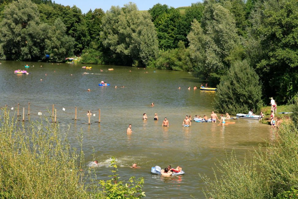 Badevergnügen am Aichstrutsee. Bilder: Buck