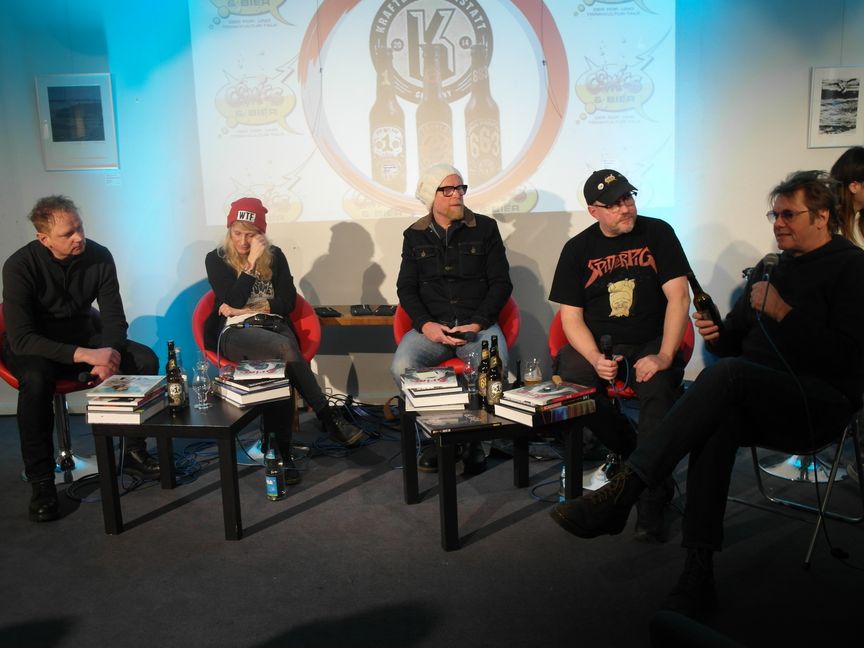 Gemütlich beisammen beim Böblinger Kulturnetzwerk Blaues Haus (von links): Carsten Girke, Dinah Göbel, Heiko Volz, Steffen Volkmer und Olly Koblenzer.   Bild: Staber