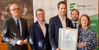 Kreiswirtschaftsförderer Dr. Sascha Meßmer (Mitte), Europa- und Fördermittelbeauftragter des Landkreises Matthias Reithinger (Zweiter von links), Prof. Dr. Alexis von Komorowski (Hauptgeschäftsführer des Landkreistag, ganz links), Evelyne Gebhardt (Landesvorsitzende der Europa-Union im Südwesten, ganz rechts) und Florian Hassler (Staatssekretär für politische Koordinierung und Präsident der Europäischen Bewegung Baden-Württemberg, Zweiter von rechts).