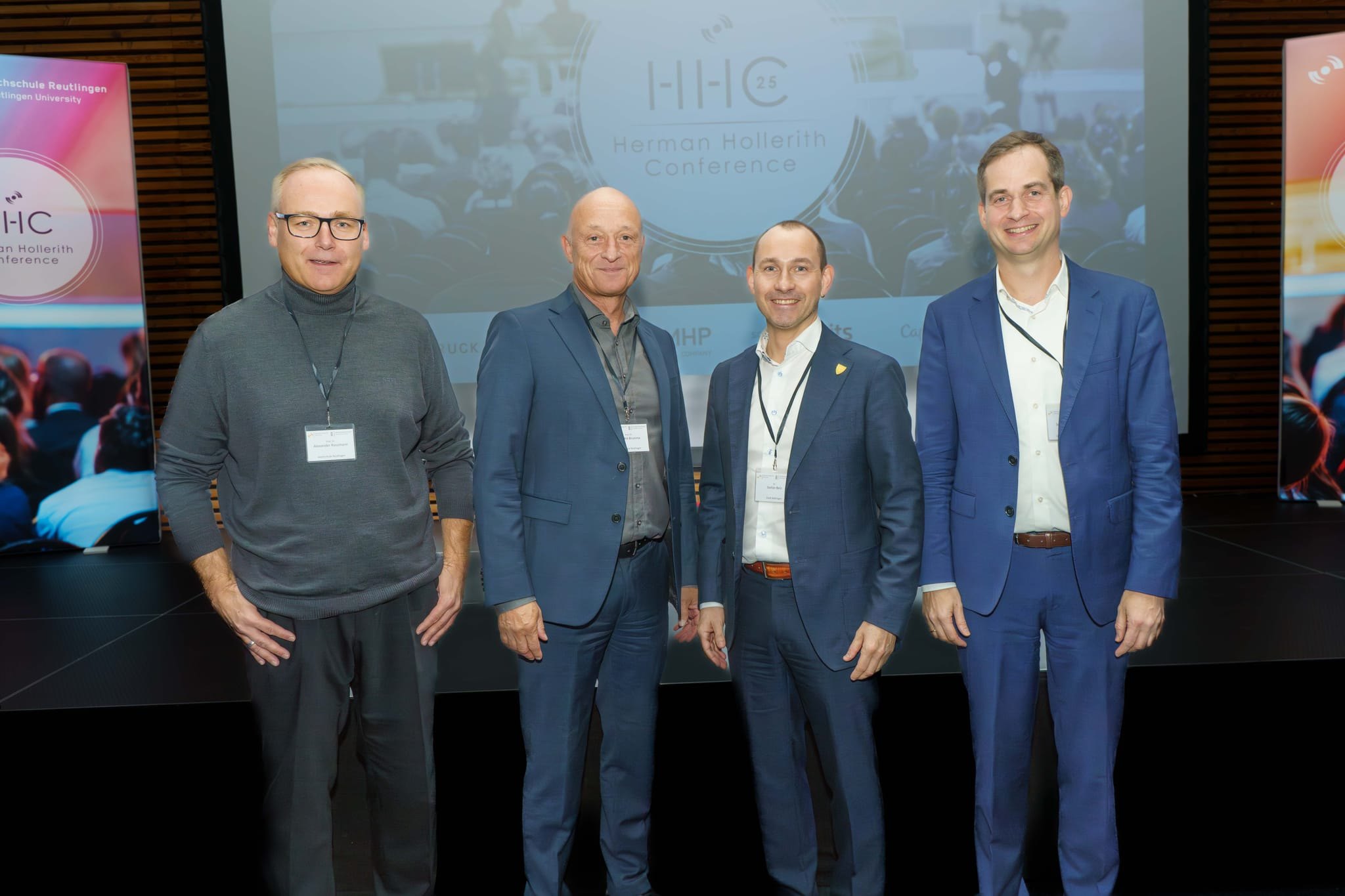 Prof. Dr. Hendrik Brumme (zweiter von links) wurde im großen Rahmen als Präsident der Hochschule Reutlingen in den Ruhestand verabschiedet von Prof. Dr. Alexander Rossmann (links), Dr. Sascha Meßmer (rechts) und Dr. Stefan Belz.