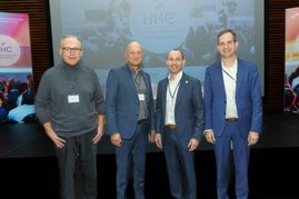 Prof. Dr. Hendrik Brumme (zweiter von links) wurde im großen Rahmen als Präsident der Hochschule Reutlingen in den Ruhestand verabschiedet von Prof. Dr. Alexander Rossmann (links), Dr. Sascha Meßmer (rechts) und Dr. Stefan Belz.