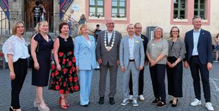 Böblingens Oberbürgermeister dr. Stefan Belz (Fünfter von rechts) neben Sömmerdas Rathaus-Chef Ralf Hauboldt (mit Amtskette um den Hals).z