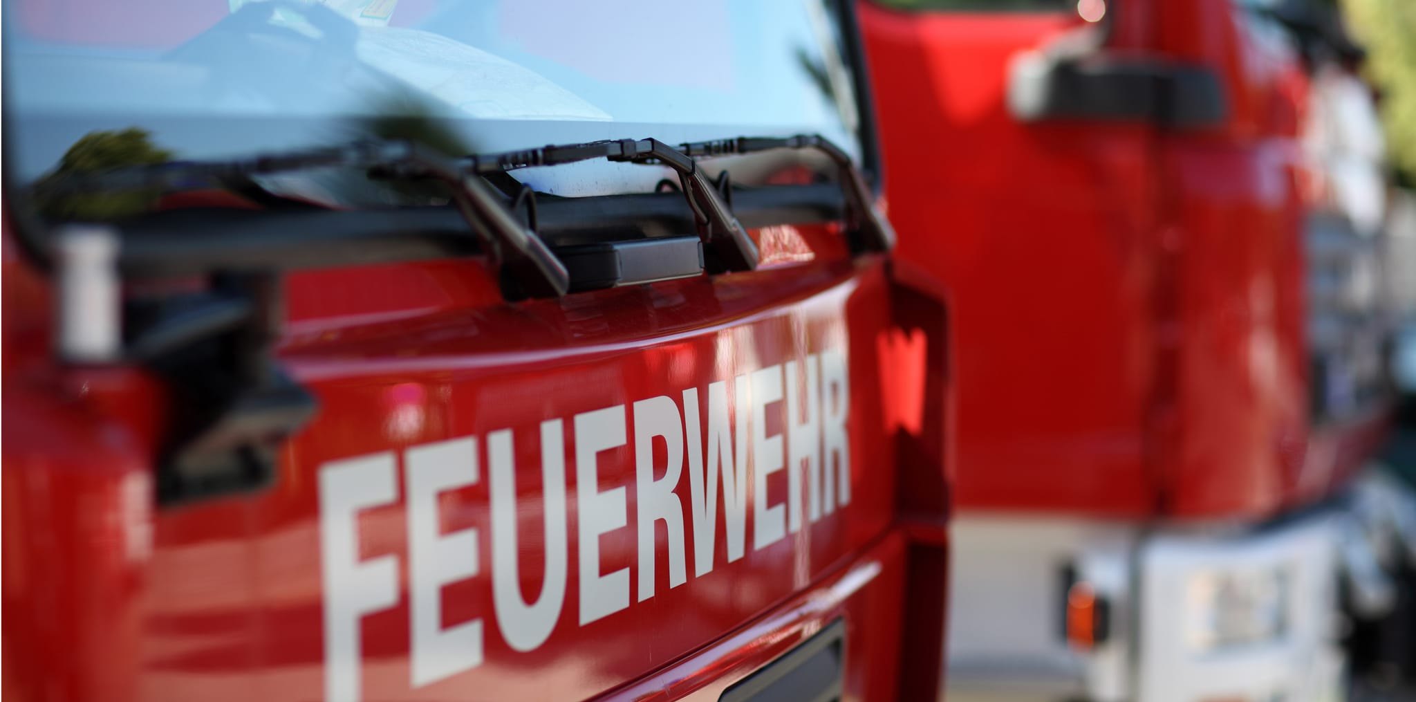 Die Einsatzkräfte proben die Brandbekämpfung und Menschenrettung.