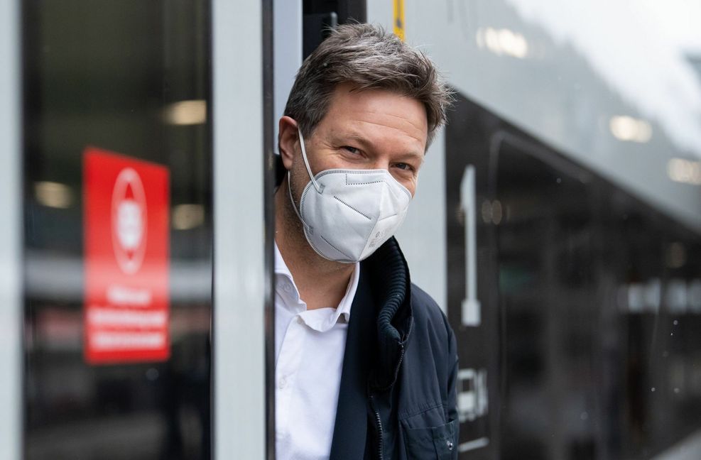 Wirtschaftsminister Habeck fährt gerne mit dem Zug. Der Strom dafür sollte seiner Meinung nach aber nicht aus Atomkraftwerken stammen.